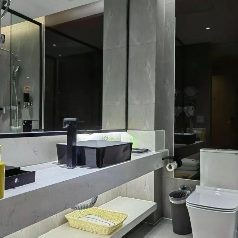 IU Hotels·Nanning Zoo Metro Station RT-Mart