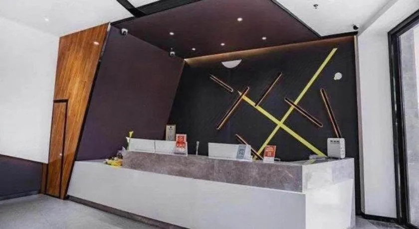 IU Hotels·Nanning Zoo Metro Station RT-Mart