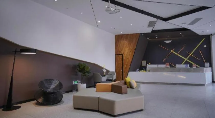 IU Hotels·Nanning Zoo Metro Station RT-Mart