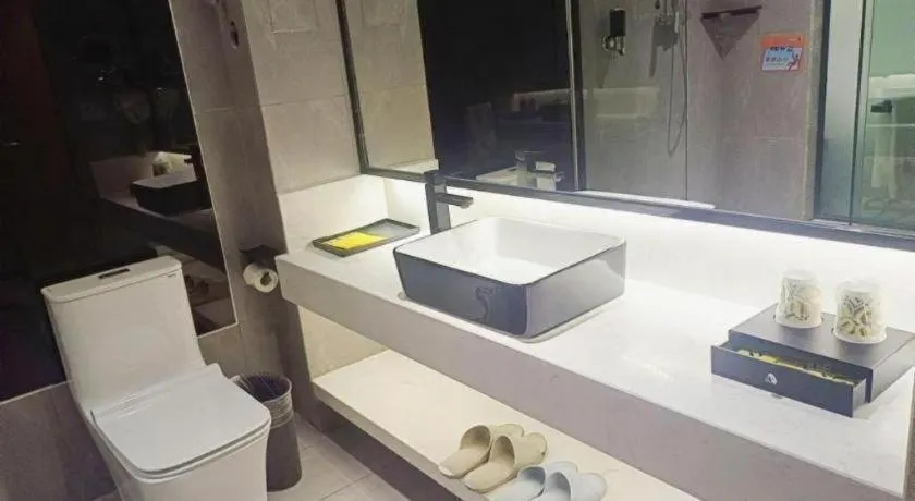 IU Hotels·Nanning Zoo Metro Station RT-Mart