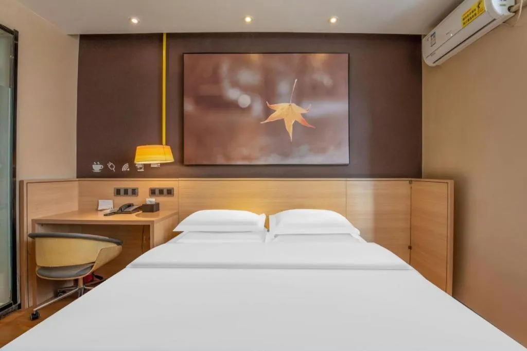 Bed in IU Hotels Xinzhou Bus Terminal