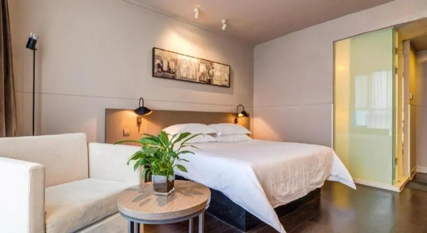 Bed in Jinjiang Inn Select Xixian New Distict Century Avenue