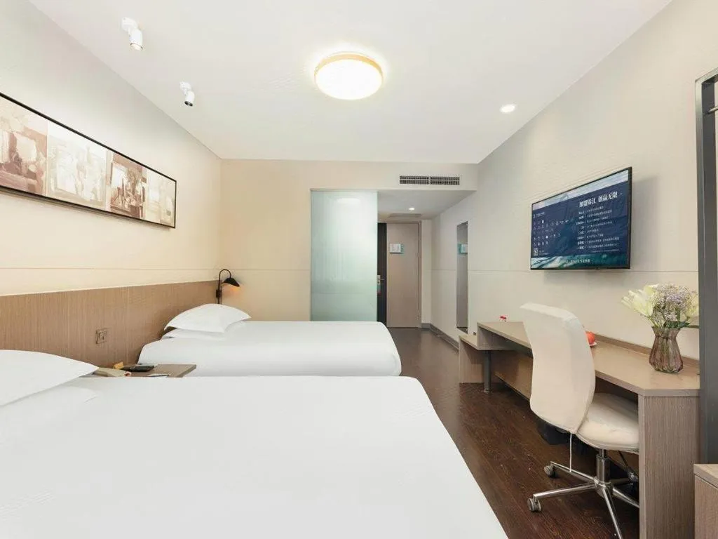 Bed in Jinjiang Inn Select Tianjin Xiaobailou Metro Station