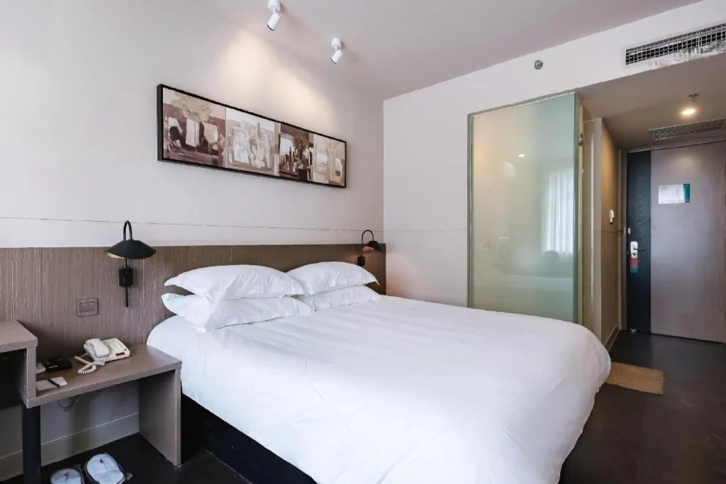 Bed in Jinjiang Inn Select Tianjin Xiaobailou Metro Station