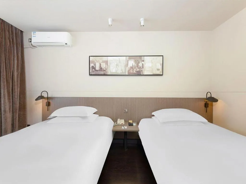 Bed in Jinjiang Inn Select Tianjin Xiaobailou Metro Station