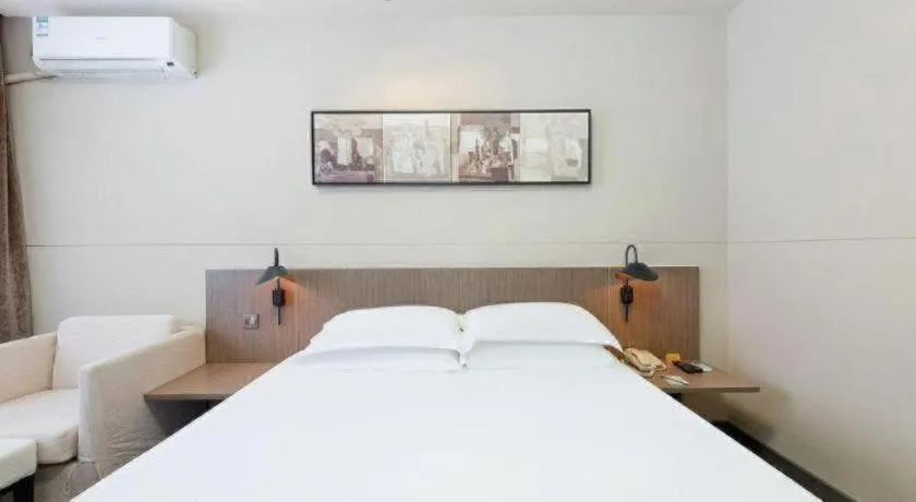 Bed in Jinjiang Inn Select Tianjin Xiaobailou Metro Station