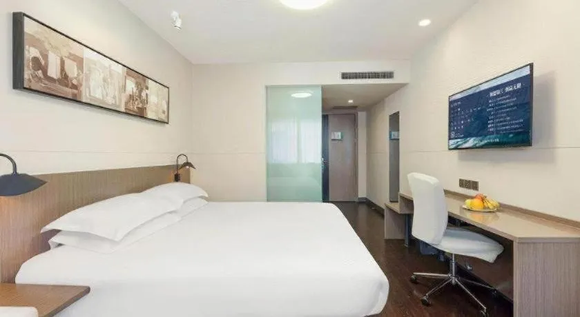 Bed in Jinjiang Inn Select Tianjin Xiaobailou Metro Station