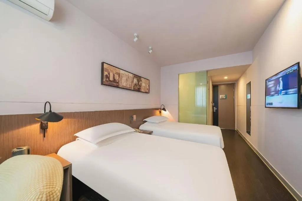 Bed in Magnotel Hotel Shanghai Railway Station Magnolia Plaza