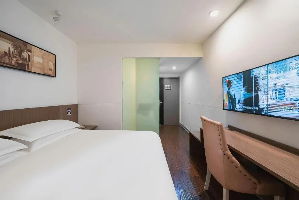 Bed in Magnotel Hotel Shanghai Railway Station Magnolia Plaza