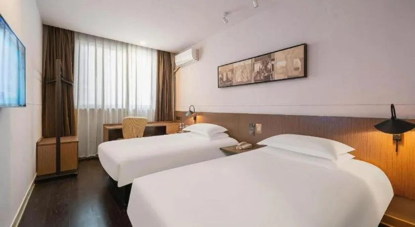 Bed in Magnotel Hotel Shanghai Railway Station Magnolia Plaza