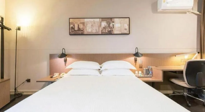 Bed in Magnotel Hotel Shanghai Railway Station Magnolia Plaza