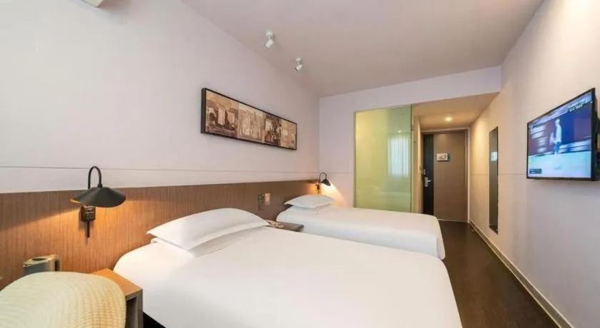 Bed in Magnotel Hotel Shanghai Railway Station Magnolia Plaza