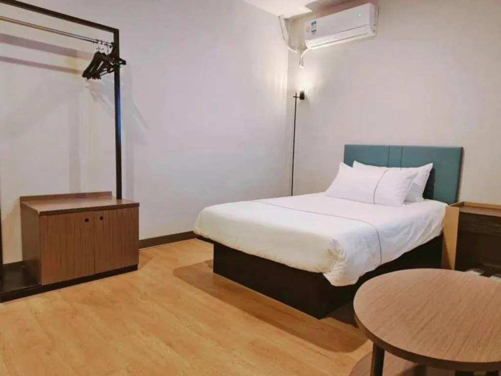 Bed in Magnotel Hotel Shanghai Railway Station Magnolia Plaza