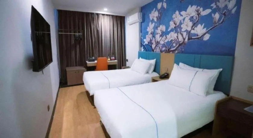 Bed in Magnotel Hotel Shanghai Railway Station Magnolia Plaza