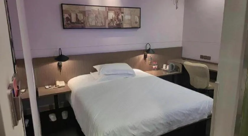 Bed in Magnotel Hotel Shanghai Railway Station Magnolia Plaza