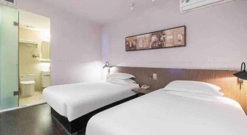 Bed in Magnotel Hotel Shanghai Railway Station Magnolia Plaza