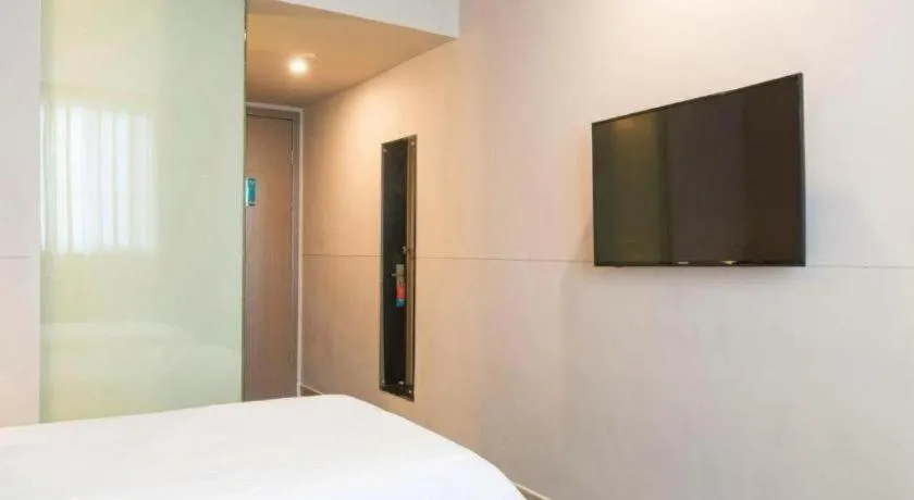 Bed in Magnotel Hotel Shanghai Railway Station Magnolia Plaza