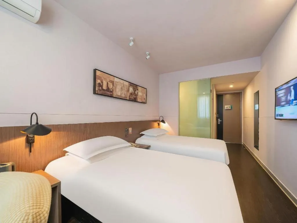 Bed in Magnotel Hotel Shanghai Railway Station Magnolia Plaza