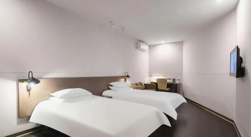 Bed in Magnotel Hotel Shanghai Railway Station Magnolia Plaza