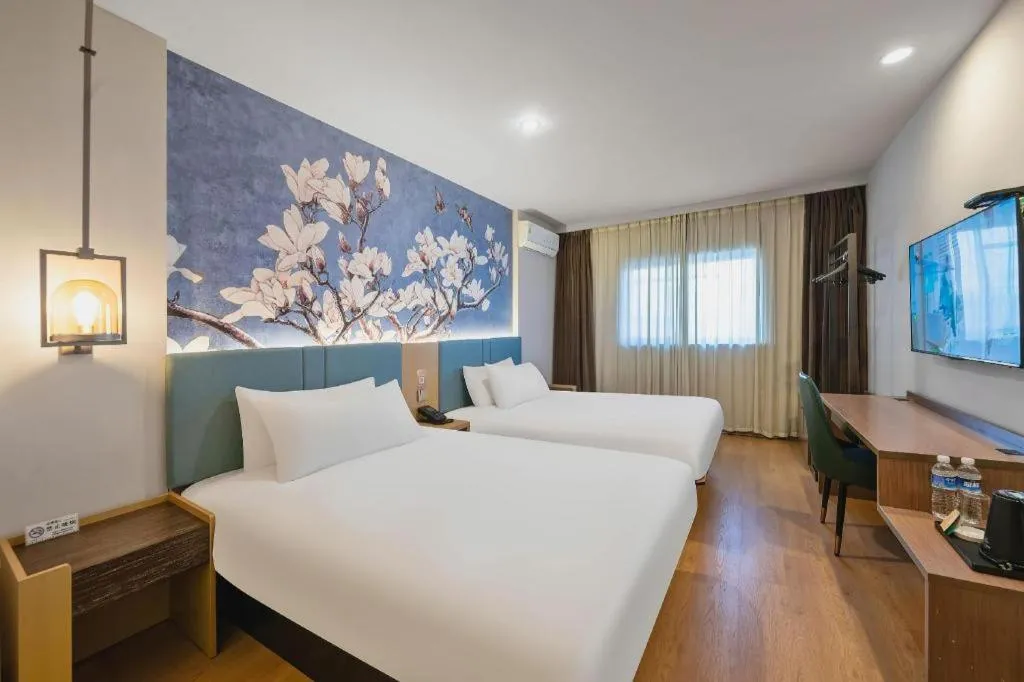 Bed in Magnotel Hotel Shanghai Railway Station Magnolia Plaza
