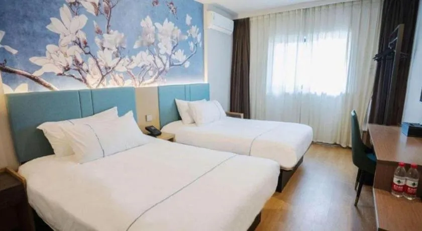 Bed in Magnotel Hotel Shanghai Railway Station Magnolia Plaza