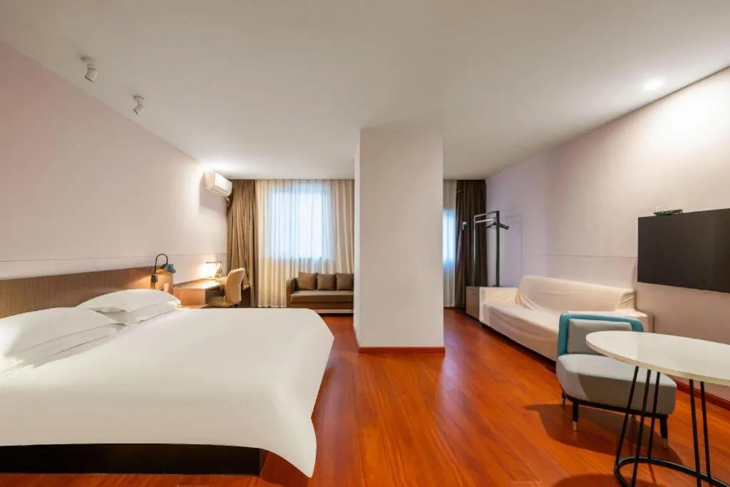 Bed in Magnotel Hotel Shanghai Railway Station Magnolia Plaza