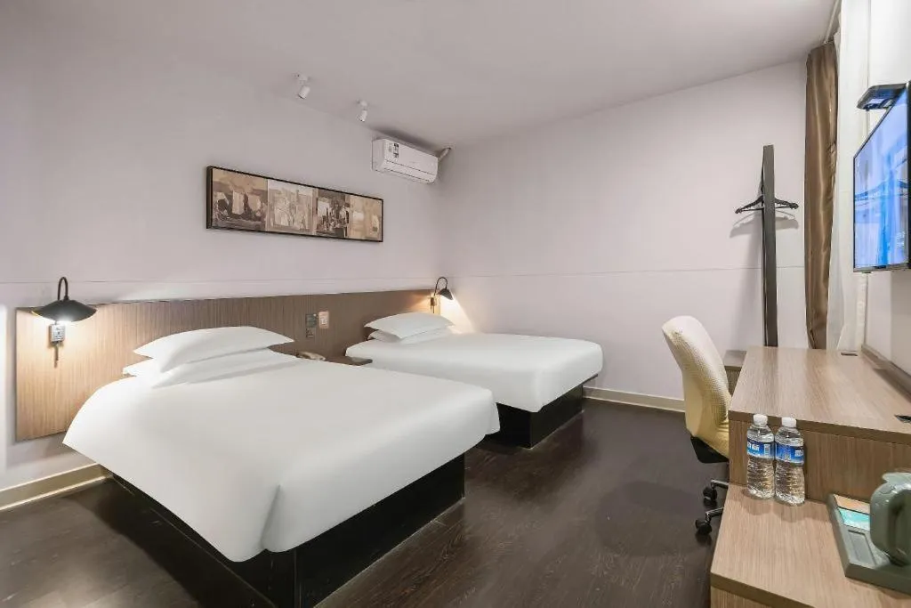 Bed in Magnotel Hotel Shanghai Railway Station Magnolia Plaza