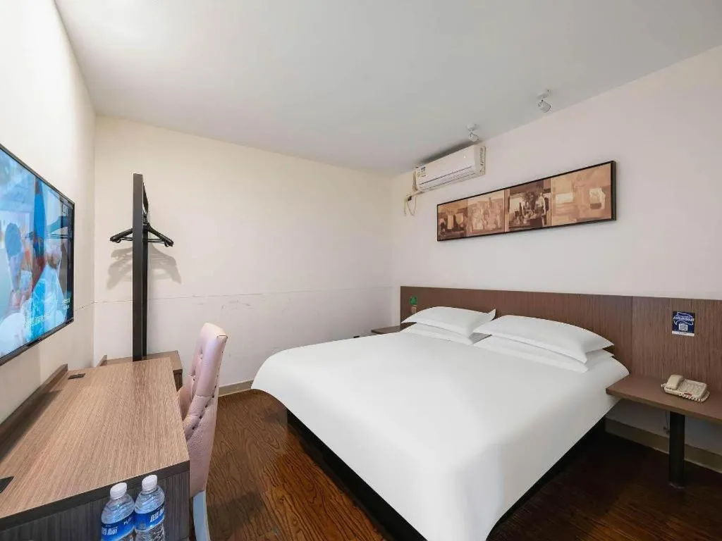 Bed in Magnotel Hotel Shanghai Railway Station Magnolia Plaza