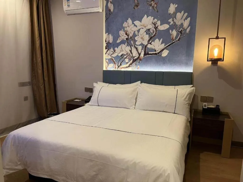 Bed in Magnotel Hotel Shanghai Railway Station Magnolia Plaza