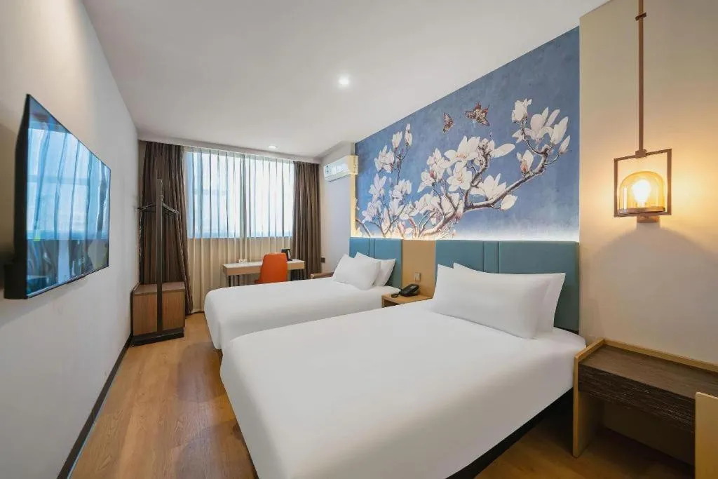 Bed in Magnotel Hotel Shanghai Railway Station Magnolia Plaza