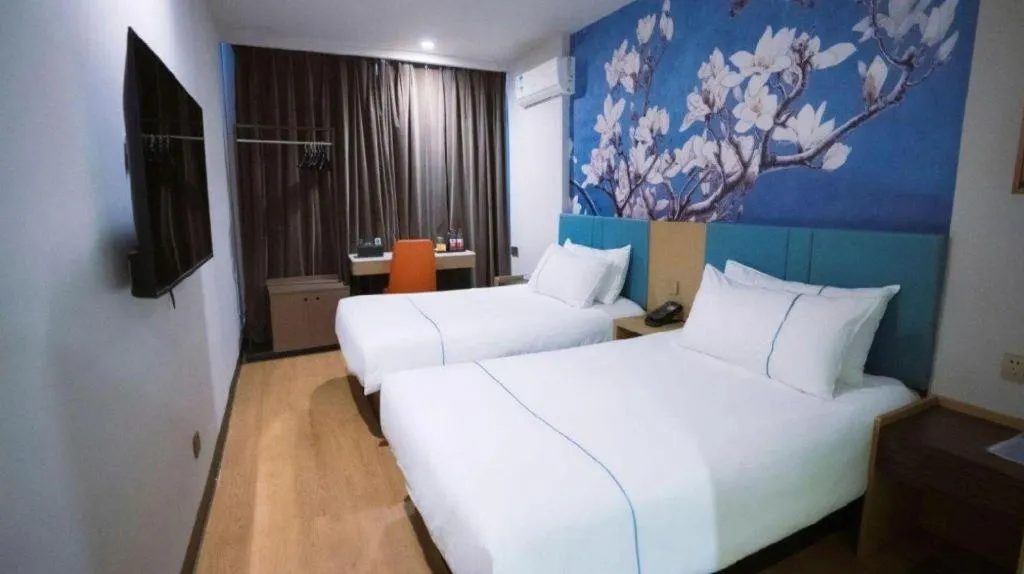 Bed in Magnotel Hotel Shanghai Railway Station Magnolia Plaza