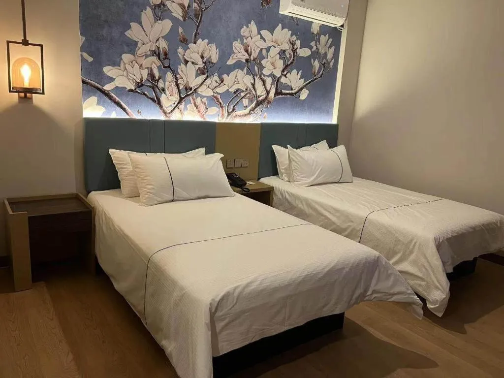 Bed in Magnotel Hotel Shanghai Railway Station Magnolia Plaza