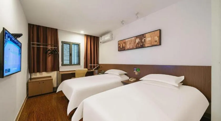 Bed in Magnotel Hotel Shanghai Railway Station Magnolia Plaza