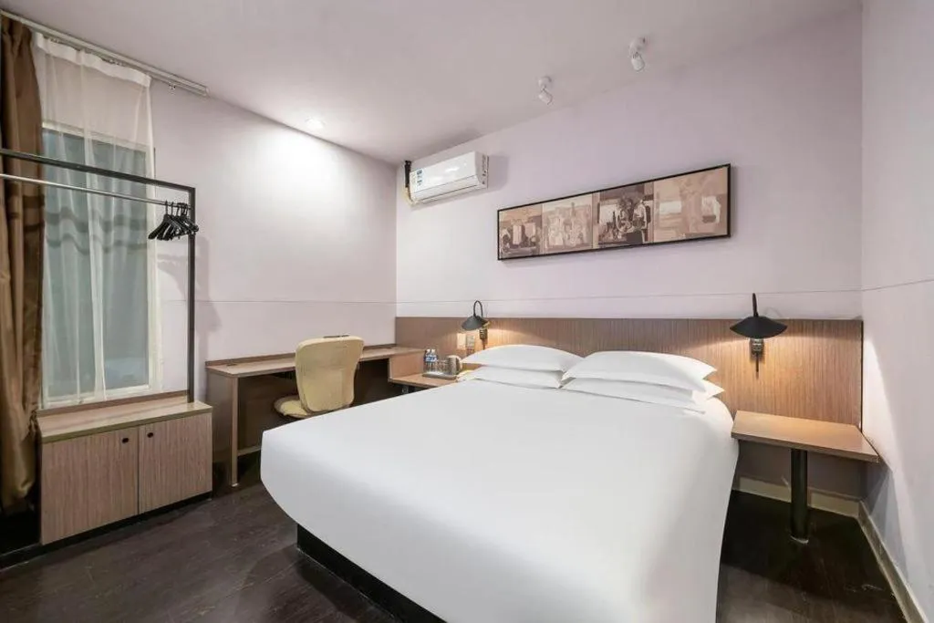 Bed in Magnotel Hotel Shanghai Railway Station Magnolia Plaza