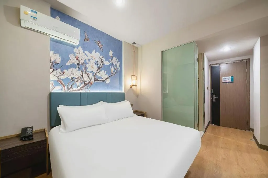 Bed in Magnotel Hotel Shanghai Railway Station Magnolia Plaza