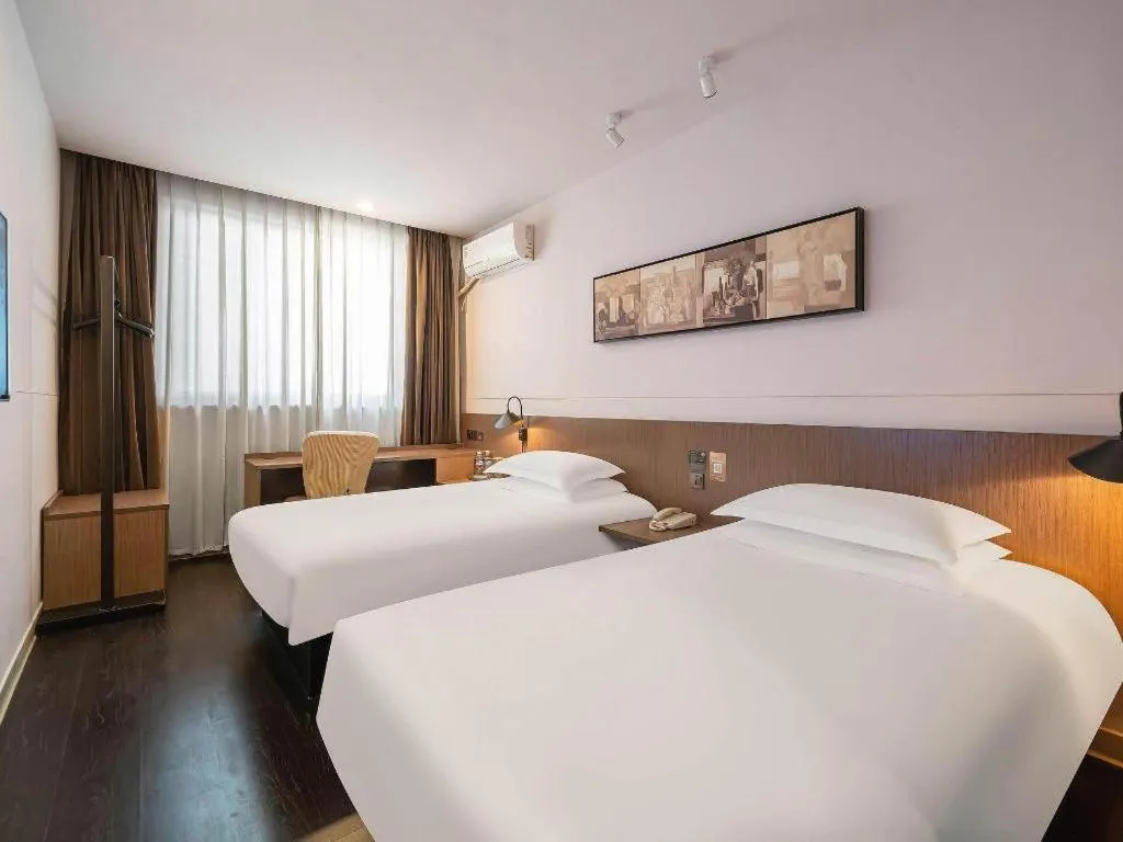 Bed in Magnotel Hotel Shanghai Railway Station Magnolia Plaza