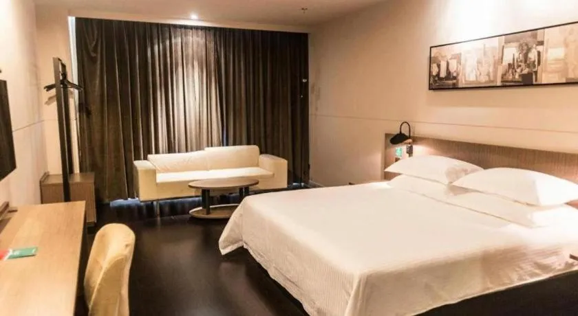 Bed in Jinjiang Inn Select Hohhot Chengjisihan Square Metro Station