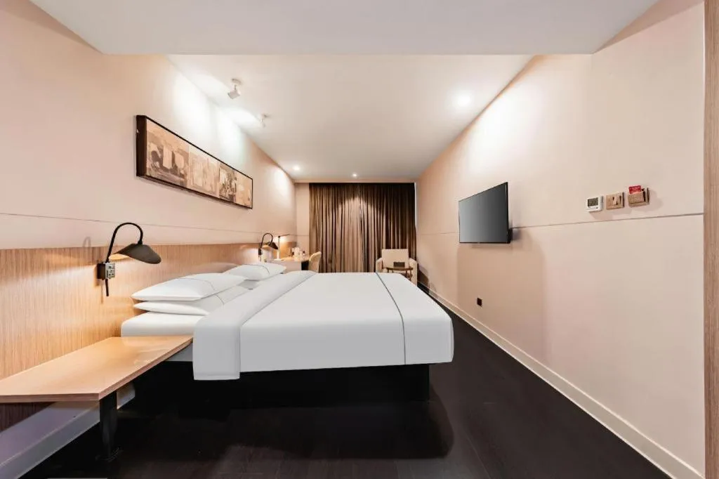 Bed in Jinjiang Inn Select Hohhot Chengjisihan Square Metro Station