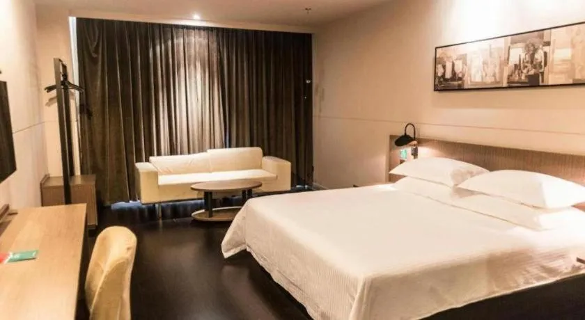 Bed in Jinjiang Inn Select Hohhot Chengjisihan Square Metro Station