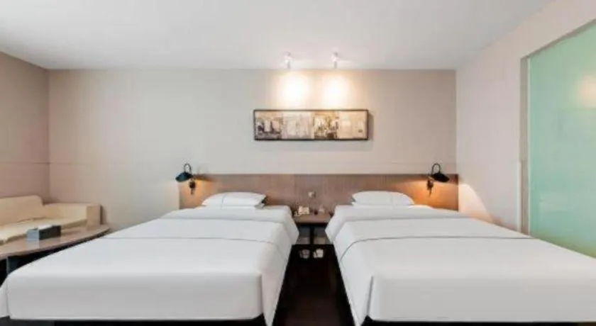 Bed in Jinjiang Inn Select Hohhot Chengjisihan Square Metro Station