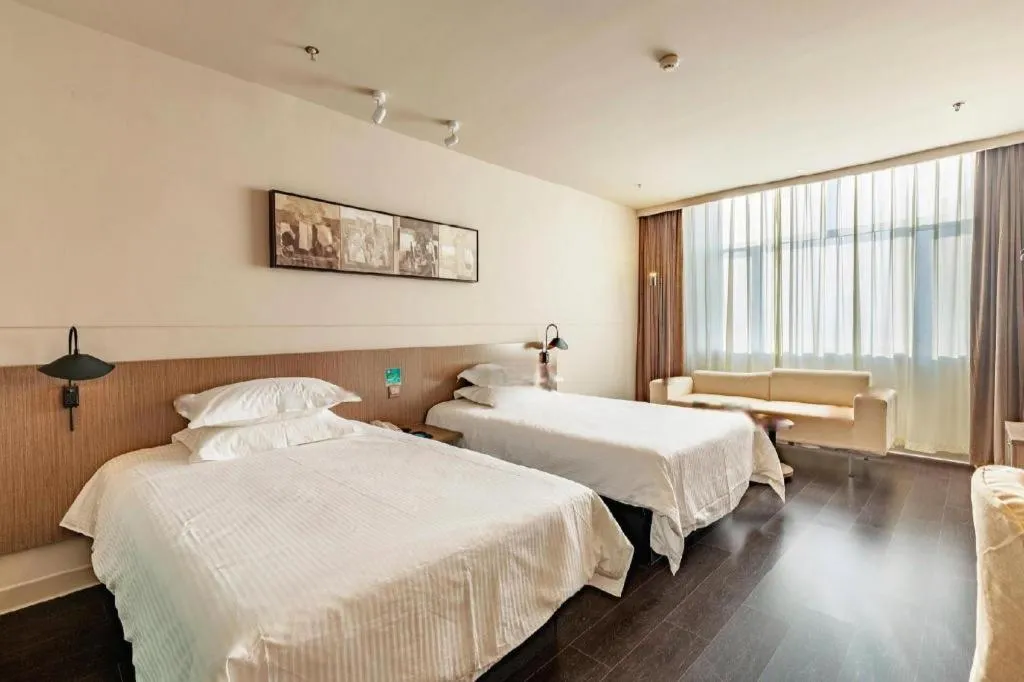 Bed in Jinjiang Inn Select Hohhot Chengjisihan Square Metro Station