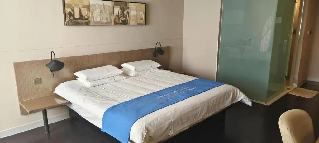 Bed in Jinjiang Inn Select Hohhot Chengjisihan Square Metro Station