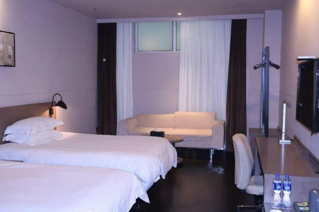 Bed in Jinjiang Inn Select Hohhot Chengjisihan Square Metro Station