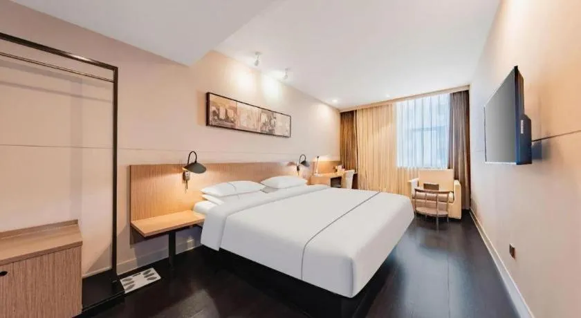 Bed in Jinjiang Inn Select Hohhot Chengjisihan Square Metro Station