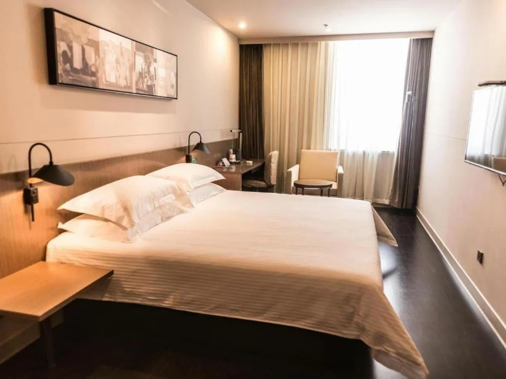 Bed in Jinjiang Inn Select Hohhot Chengjisihan Square Metro Station