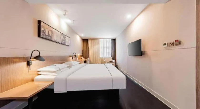 Bed in Jinjiang Inn Select Hohhot Chengjisihan Square Metro Station