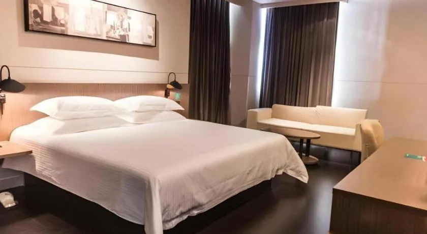 Bed in Jinjiang Inn Select Hohhot Chengjisihan Square Metro Station
