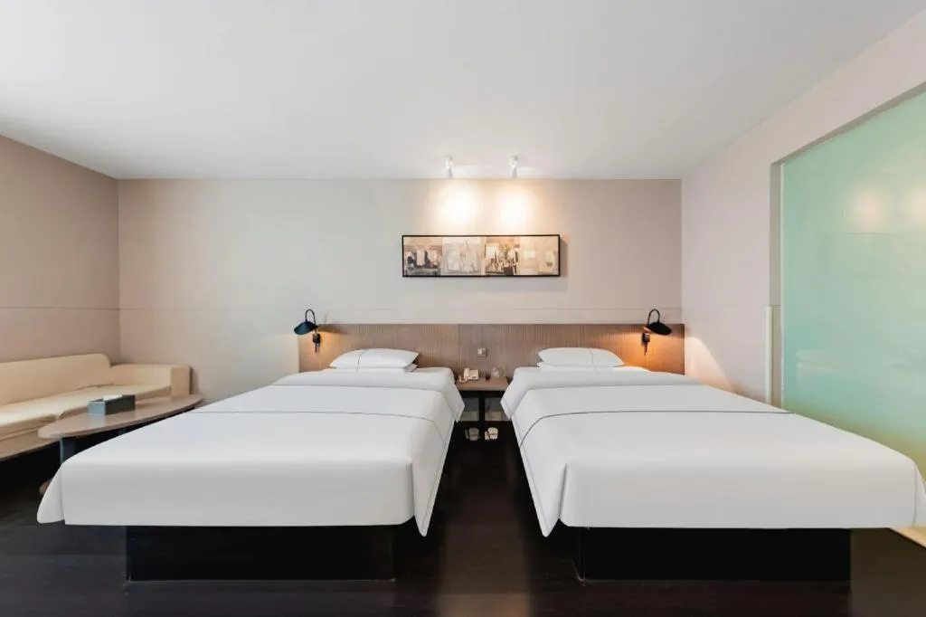 Bed in Jinjiang Inn Select Hohhot Chengjisihan Square Metro Station