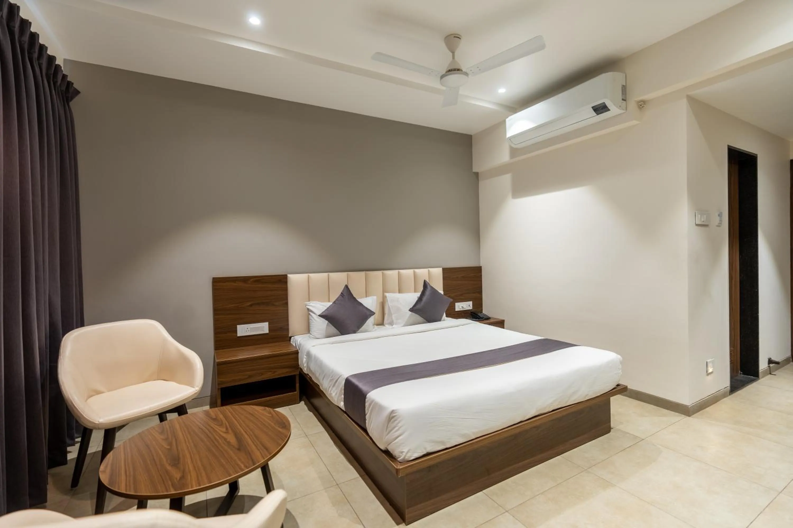 Bedroom, Bed in The Living Hub Business Hotel, Kolhapur