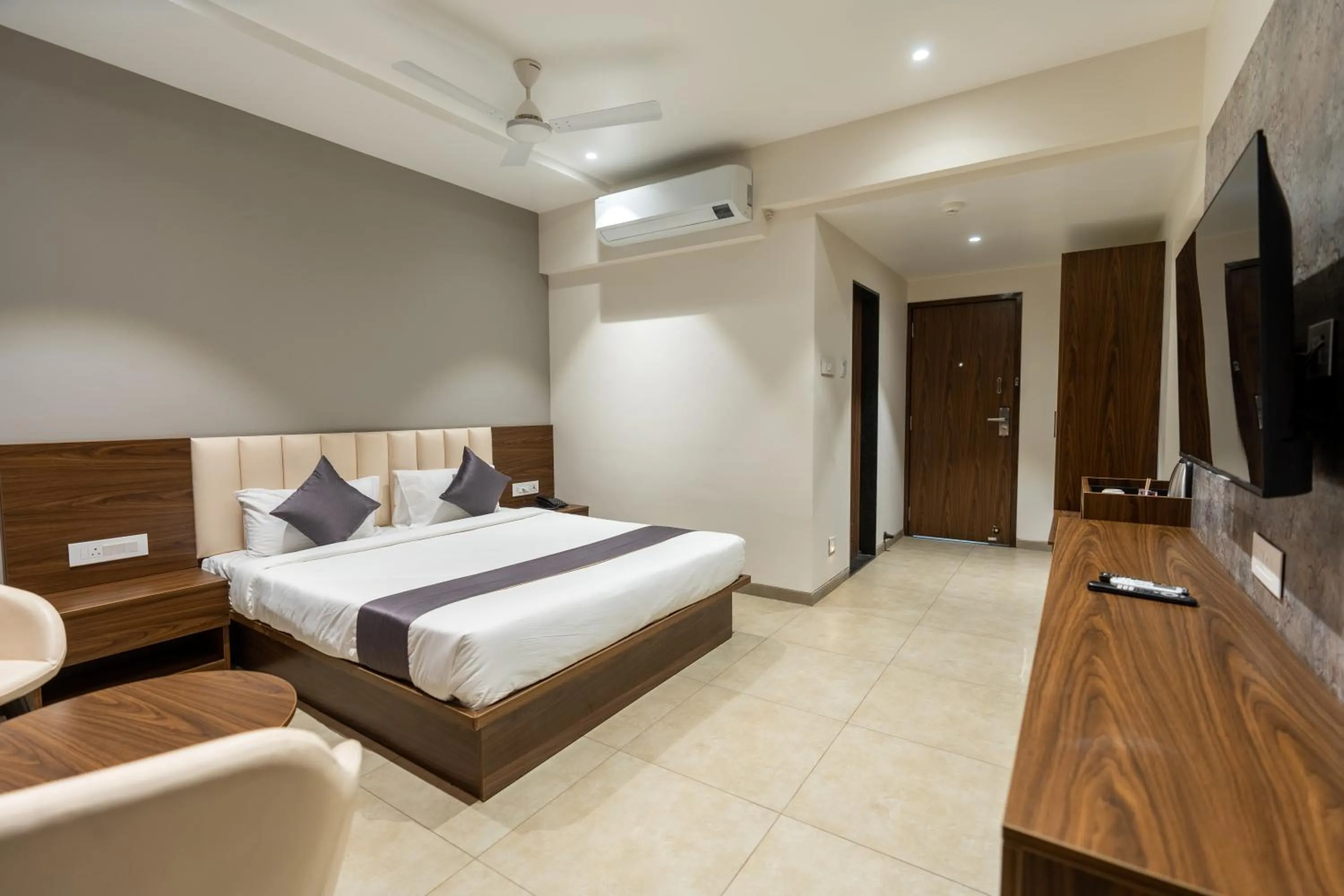 Bedroom, Bed in The Living Hub Business Hotel, Kolhapur